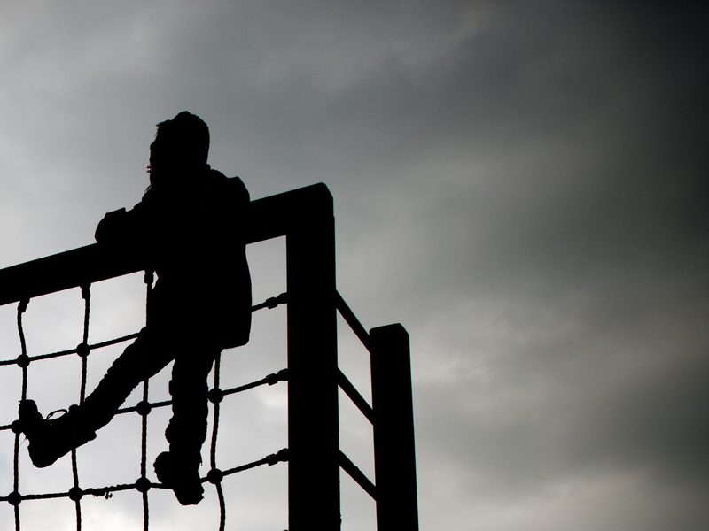 Was sind Gründe für Kinderarmut? Kinder und Jugendliche wählten am häufigsten die Antwort «weil viele Eltern zu wenig Geld verdienen». - Foto: Julian Stratenschulte/dpa