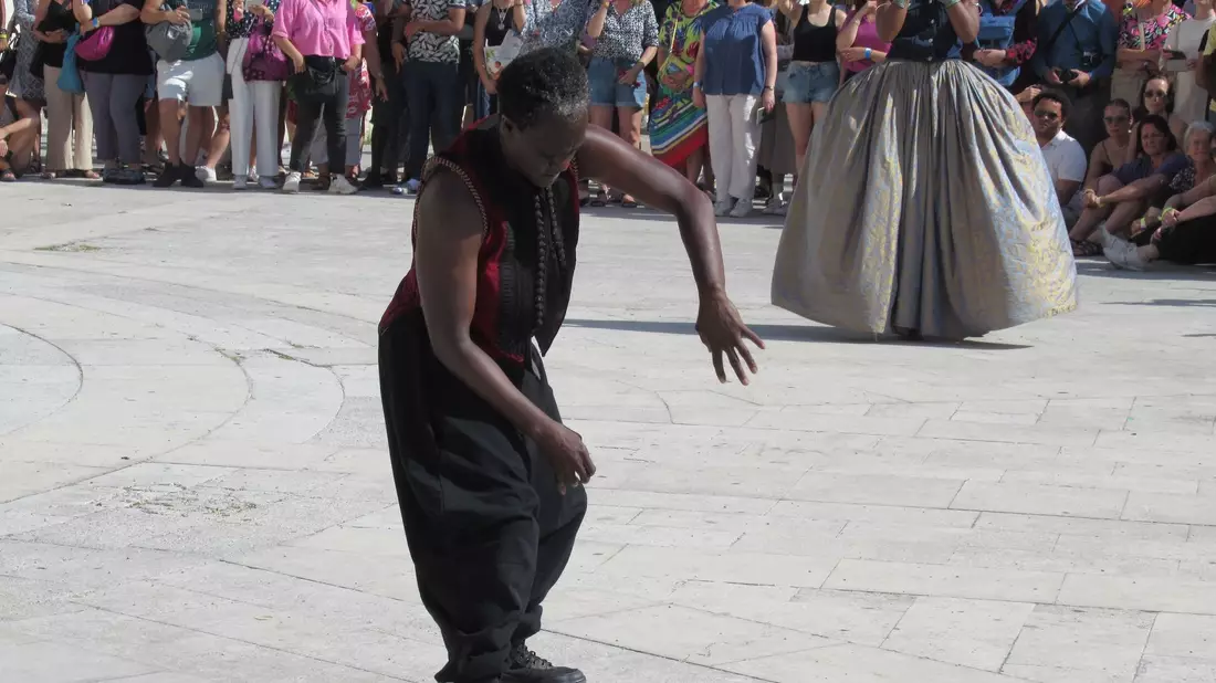 Mit einem Text über rassistische Polizeigewalt in Frankreich beginnt das teilweise im Freien aufgeführte Tanz- und Performance-Stück «G.R.O.O.V.E.» der Choreografin Bintou Dembélé. Sie gilt als Pionierin des Hip-Hop. - Bild: Sabine Glaubitz/dpa