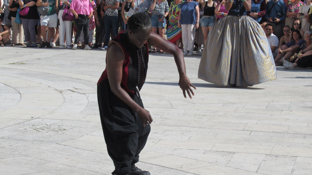 Mit einem Text über rassistische Polizeigewalt in Frankreich beginnt das teilweise im Freien aufgeführte Tanz- und Performance-Stück «G.R.O.O.V.E.» der Choreografin Bintou Dembélé. Sie gilt als Pionierin des Hip-Hop. - Foto: Sabine Glaubitz/dpa