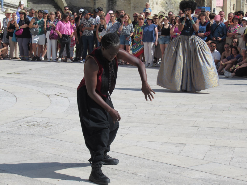 Mit einem Text über rassistische Polizeigewalt in Frankreich beginnt das teilweise im Freien aufgeführte Tanz- und Performance-Stück «G.R.O.O.V.E.» der Choreografin Bintou Dembélé. Sie gilt als Pionierin des Hip-Hop. - Foto: Sabine Glaubitz/dpa