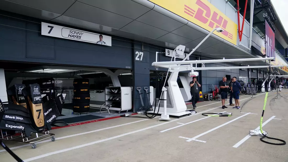 Für die Dreharbeiten wurde in Silverstone eine fiktive F1-Team-Garage eingerichtet. - Bild: David Davies/PA Wire/dpa