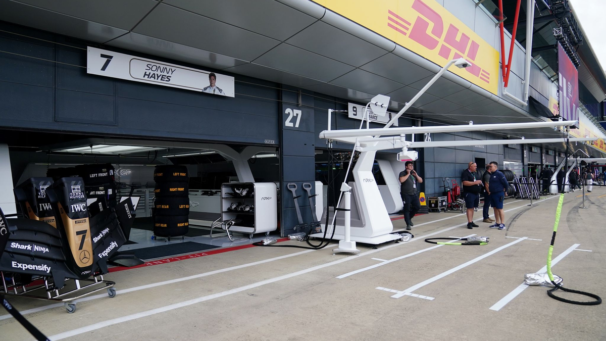 Für die Dreharbeiten wurde in Silverstone eine fiktive F1-Team-Garage eingerichtet. - Foto: David Davies/PA Wire/dpa