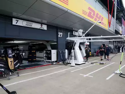 Für die Dreharbeiten wurde in Silverstone eine fiktive F1-Team-Garage eingerichtet. - Foto: David Davies/PA Wire/dpa