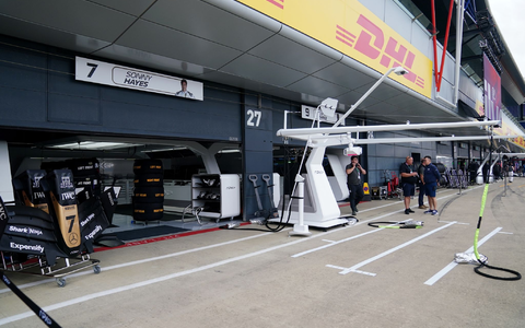 Für die Dreharbeiten wurde in Silverstone eine fiktive F1-Team-Garage eingerichtet. - Foto: David Davies/PA Wire/dpa