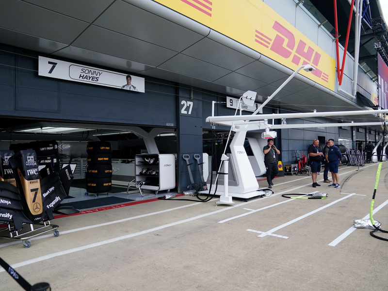 Für die Dreharbeiten wurde in Silverstone eine fiktive F1-Team-Garage eingerichtet. - Foto: David Davies/PA Wire/dpa