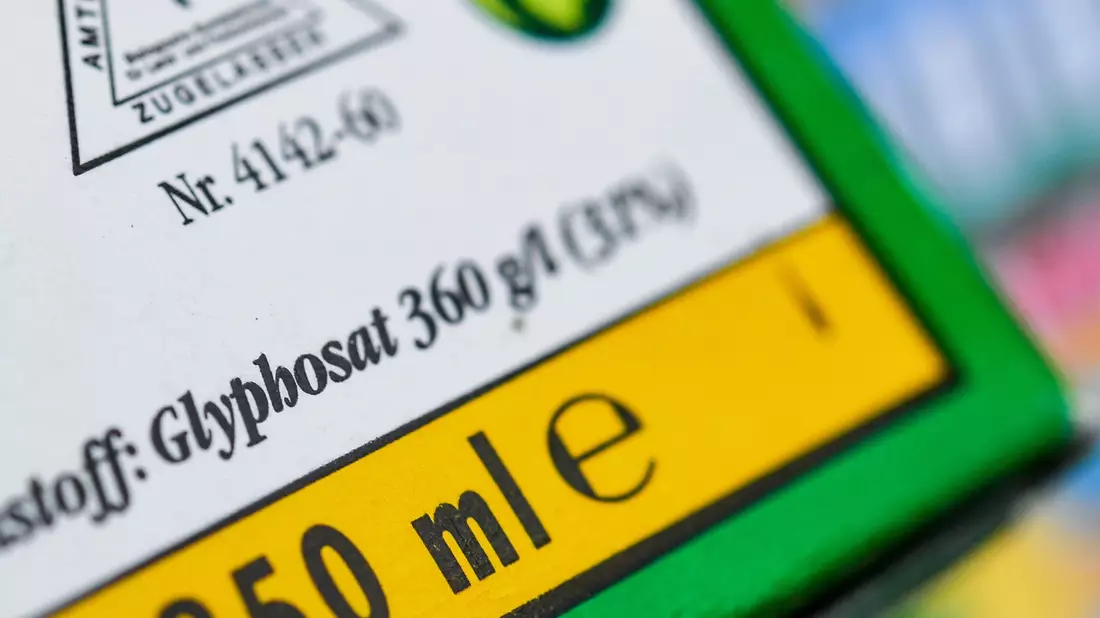 Die Verpackung eines Unkrautvernichtungsmittels, das den Wirkstoff Glyphosat enthält. - Bild: Patrick Pleul/zb/dpa