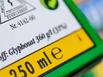 Bleibt weitere zehn Jahre in der EU zugelassen: Glyphosat. - Foto: Patrick Pleul/zb/dpa