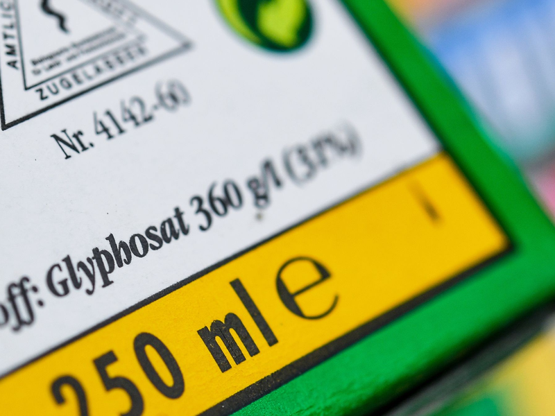 Bleibt weitere zehn Jahre in der EU zugelassen: Glyphosat. - Foto: Patrick Pleul/zb/dpa