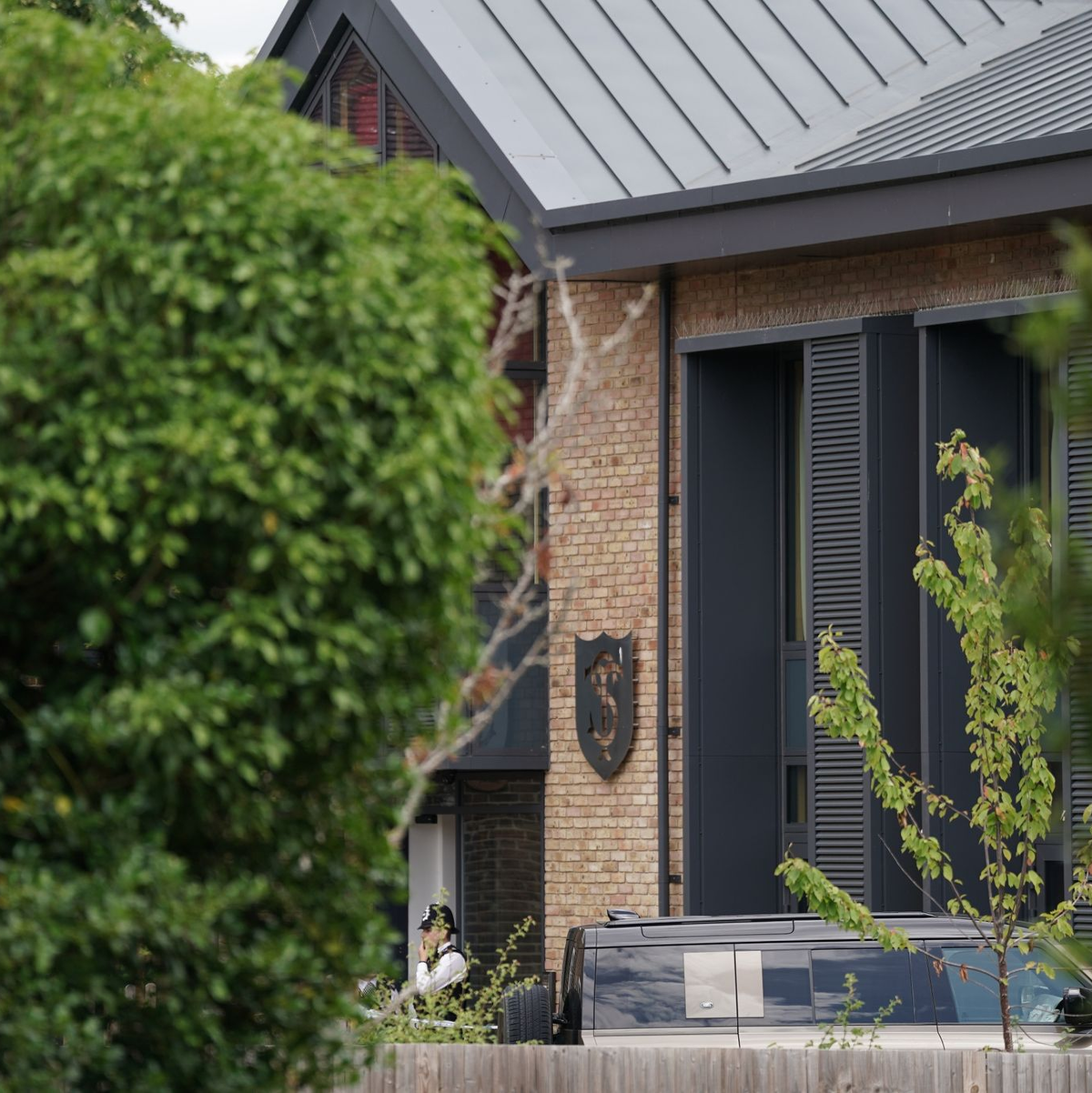 Ein Fahrzeug ist auf das Gelände einer Londoner Grundschule gefahren und gegen ein Gebäude geprallt. - Foto: Victoria Jones/PA Wire/dpa