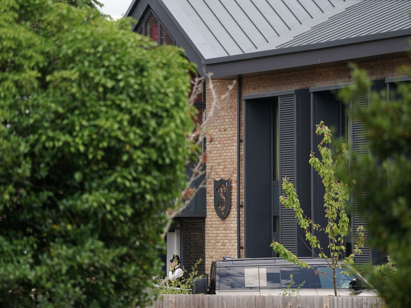 Der Mond wirkt zum Greifen nah: Ein Flugzeug passiert den Vollmond über London. - Foto: Victoria Jones/PA Wire/dpa