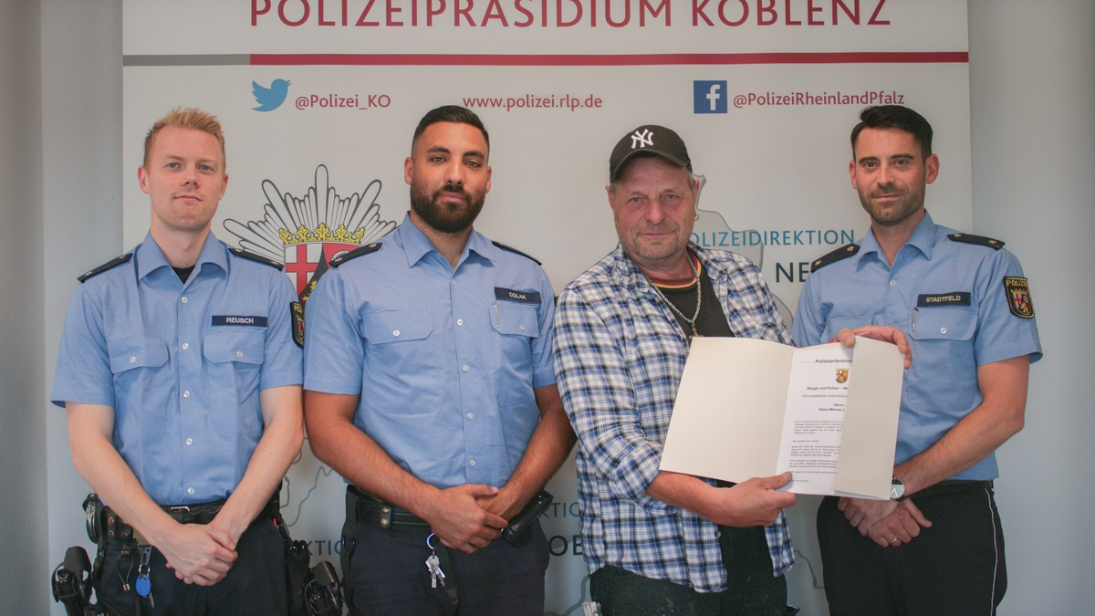 FW Dinslaken: Brannte Aufenthaltscontainer im Gewerbegebiet. - Foto: presseportal.de