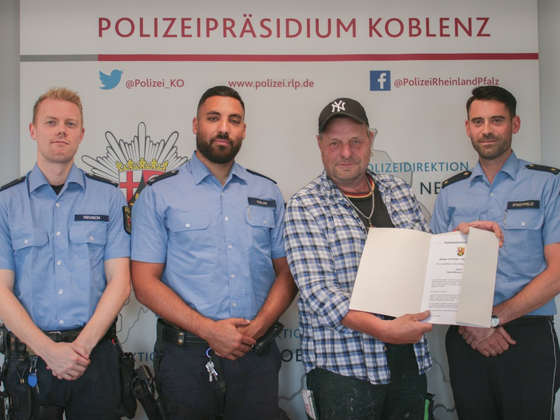 FW Dinslaken: Brannte Aufenthaltscontainer im Gewerbegebiet. - Foto: presseportal.de