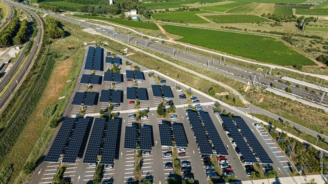 Parkplätze an einem Bahnhof sind mit Solaranlagen überdacht. Die französische Staatsbahn SNCF will bis 2030 mit selbsterzeugtem Solarstrom 15 bis 20 Prozent ihres Energiebedarfs selbst decken. - Bild: Service de Presse/SNCF/dpa
