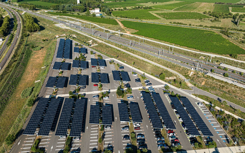 Parkplätze an einem Bahnhof sind mit Solaranlagen überdacht. Die französische Staatsbahn SNCF will bis 2030 mit selbsterzeugtem Solarstrom 15 bis 20 Prozent ihres Energiebedarfs selbst decken. - Foto: Service de Presse/SNCF/dpa
