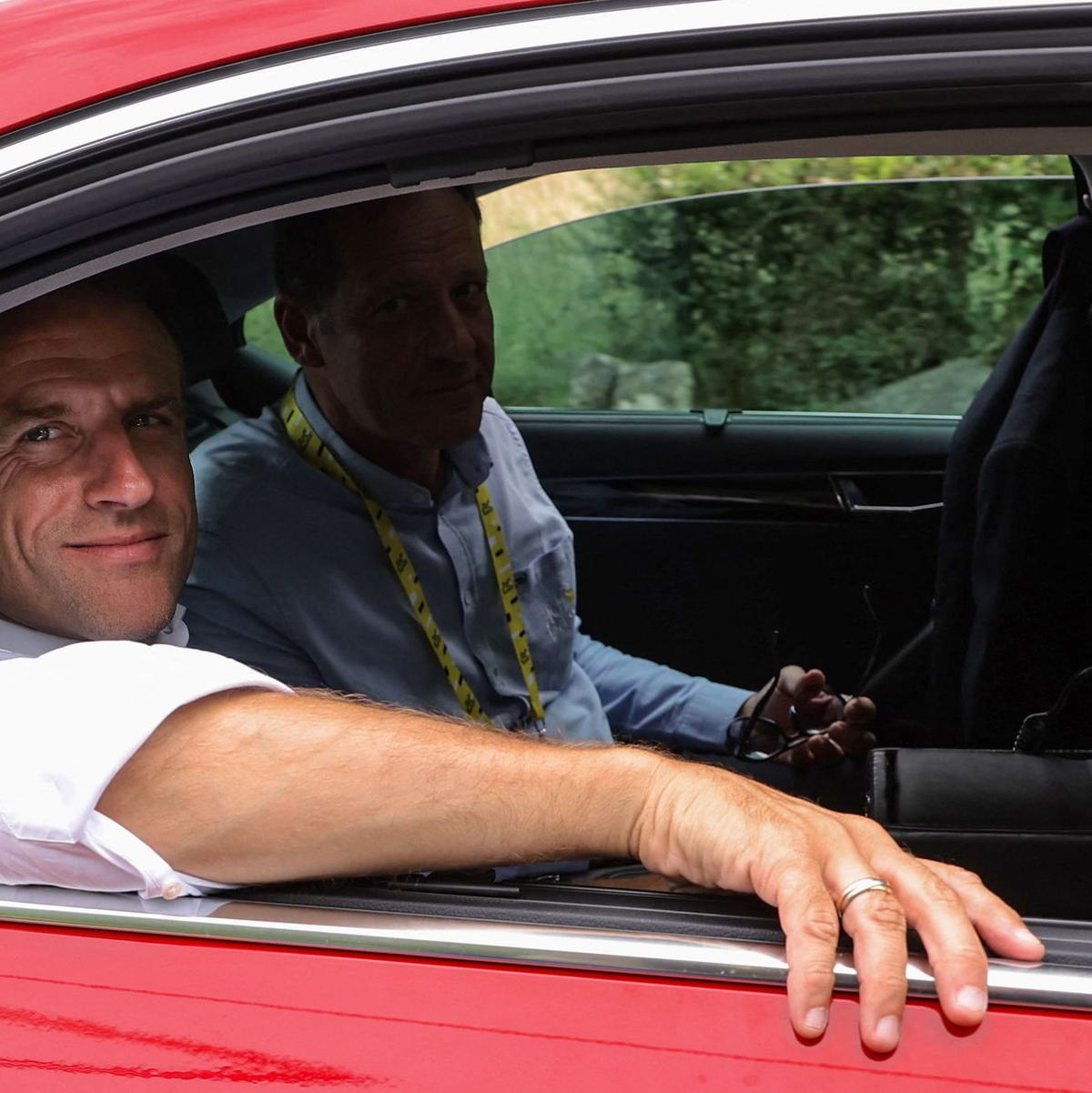 Frankreichs Präsident Emmanuel Macron (l) sitzt neben Tour-Direktor Christian Prudhomme im Führungsfahrzeug. - Foto: Thomas Samson/AFP/dpa