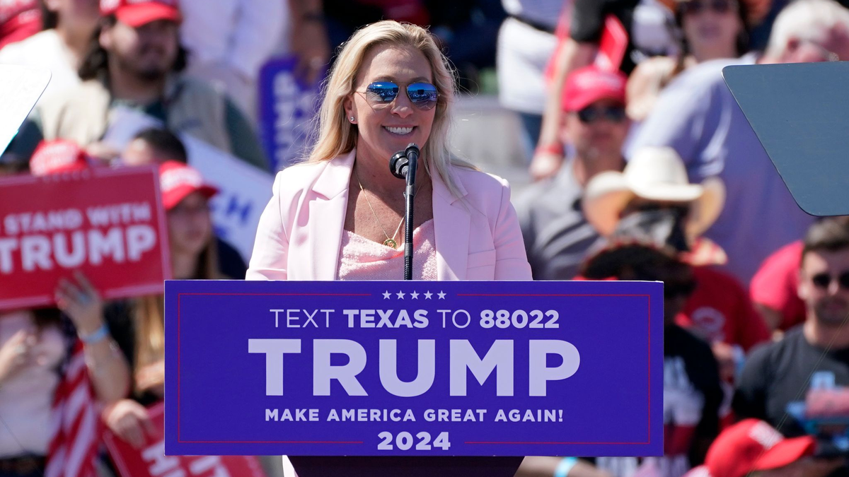 Die republikanische Kongressabgeordnete Marjorie Taylor Greene bei einer Wahlkampfveranstaltung für Ex-Präsident Donald Trump. - Foto: Nathan Howard/AP/dpa