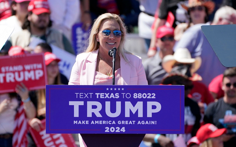 Die republikanische Kongressabgeordnete Marjorie Taylor Greene bei einer Wahlkampfveranstaltung für Ex-Präsident Donald Trump. - Foto: Nathan Howard/AP/dpa