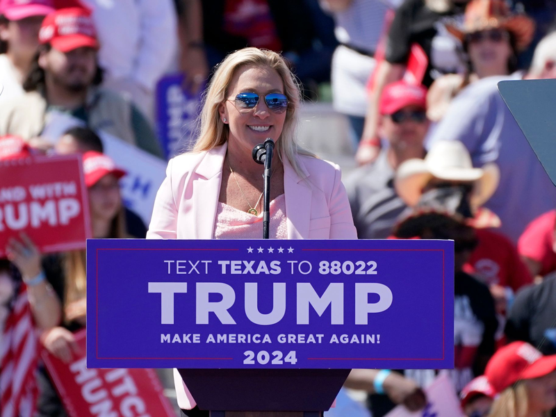 Die republikanische Kongressabgeordnete Marjorie Taylor Greene bei einer Wahlkampfveranstaltung für Ex-Präsident Donald Trump. - Foto: Nathan Howard/AP/dpa