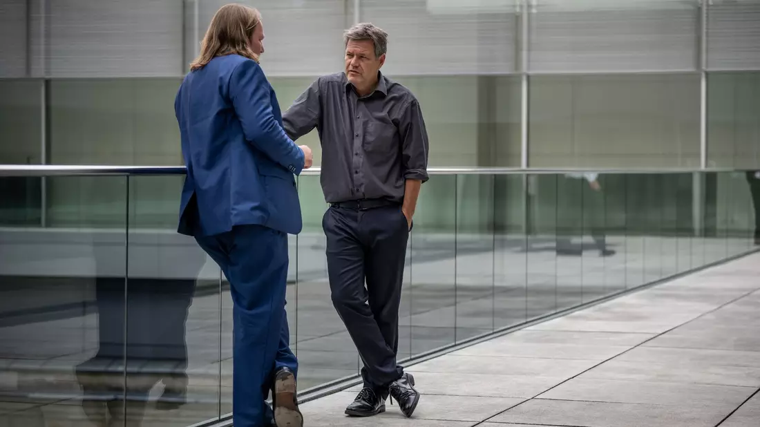Wirtschaftsminister Robert Habeck spricht in der Pause einer Fraktionssitzung im Bundestag mit Anton Hofreiter (beide Bündnis 90/Die Grünen). - Bild: Michael Kappeler/dpa