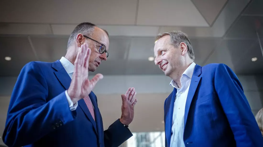 CDU-Chef Friedrich Merz gratuliert seinem Parteikollegen Thomas Heilmann. Der Bundestagsabgeordnete hatte den Antrag auf eine einstweilige Anordnung gestellt. - Bild: Kay Nietfeld/dpa