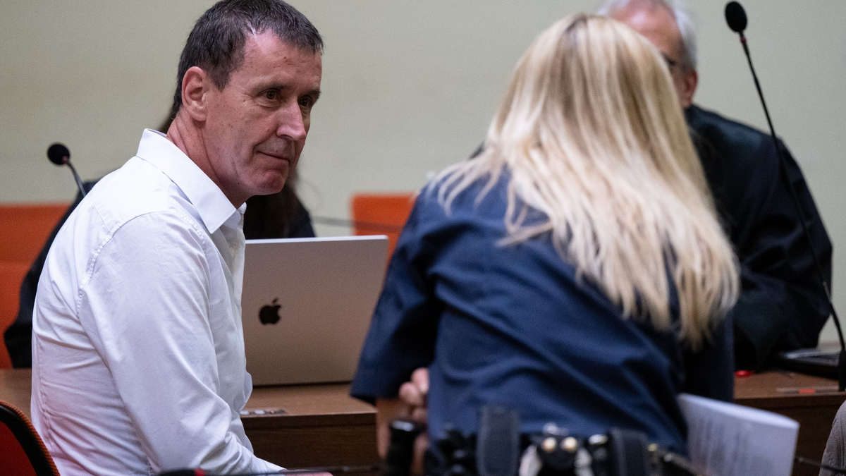 Manfred Genditzki (l) sitzt vor Prozessbeginn im Gerichtssaal. - Foto: Sven Hoppe/dpa