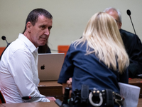 Manfred Genditzki (l) sitzt vor Prozessbeginn im Gerichtssaal. - Foto: Sven Hoppe/dpa