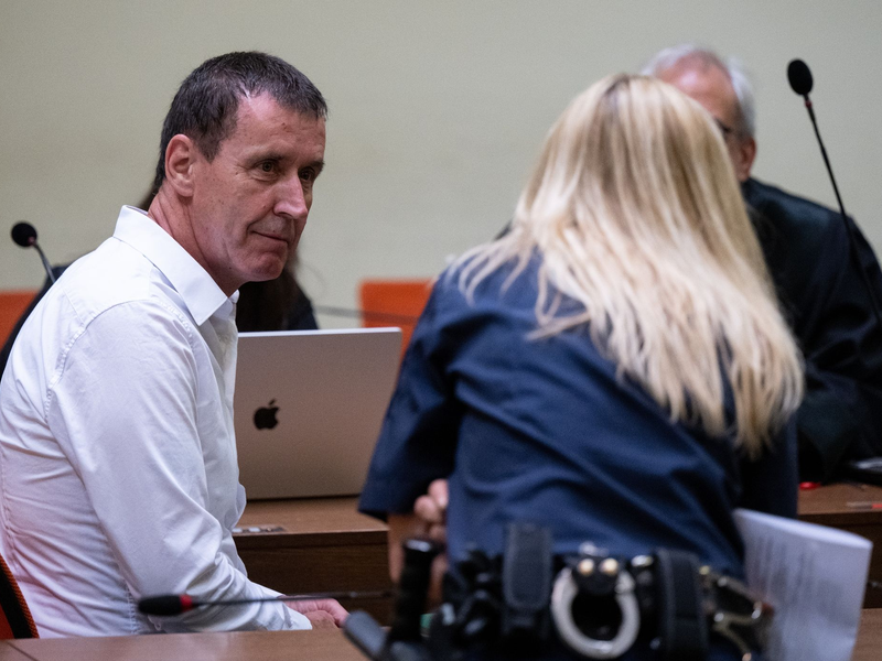 Manfred Genditzki (l) sitzt vor Prozessbeginn im Gerichtssaal. - Foto: Sven Hoppe/dpa