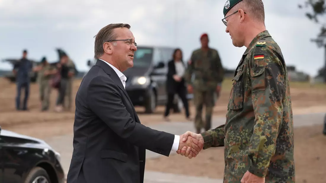 Bundesverteidigungsminister Boris Pistorius (SPD) trifft auf dem Truppenübungsplatz Christian Nawrat, Kommandeur der deutschen Brigade in Litauen. - Bild: Mindaugas Kulbis/AP