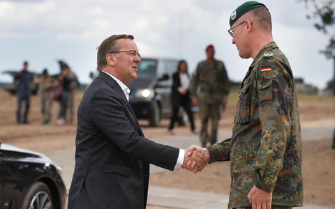 Bundesverteidigungsminister Boris Pistorius (SPD) trifft auf dem Truppenübungsplatz Christian Nawrat, Kommandeur der deutschen Brigade in Litauen. - Foto: Mindaugas Kulbis/AP
