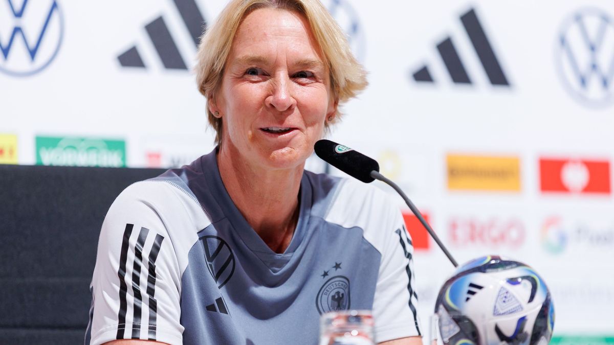Trainerin Martina Voss-Tecklenburg spricht während der Pressekonferenz. - Foto: Daniel Karmann/dpa