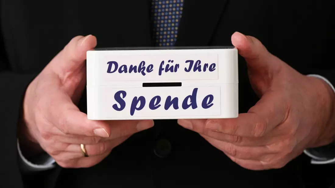 Die Gesamthöhe der Geldspenden in Deutschland liegt für 2023 bei etwa 5 Miiliarden Euro. - Bild: Jens Kalaene/dpa
