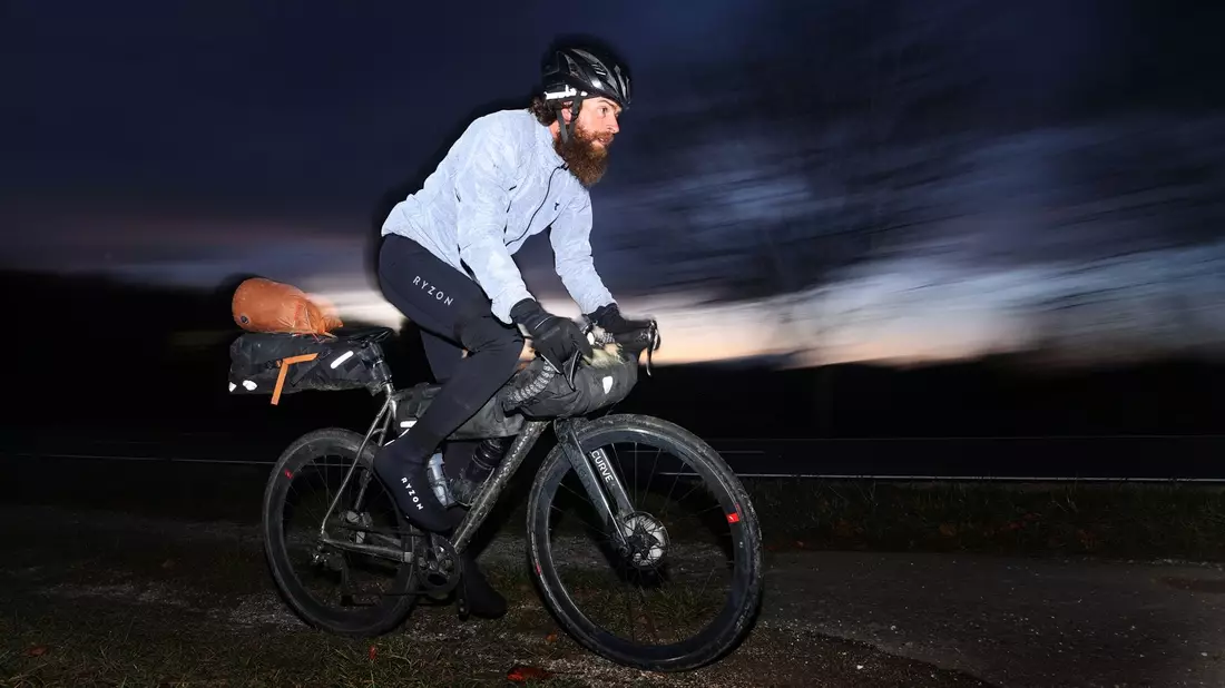 Jonas Deichmann im November 2021 bei seinem «Triathlon um die Welt». - Bild: Karl-Josef Hildenbrand/dpa