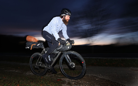 Jonas Deichmann im November 2021 bei seinem «Triathlon um die Welt». - Foto: Karl-Josef Hildenbrand/dpa