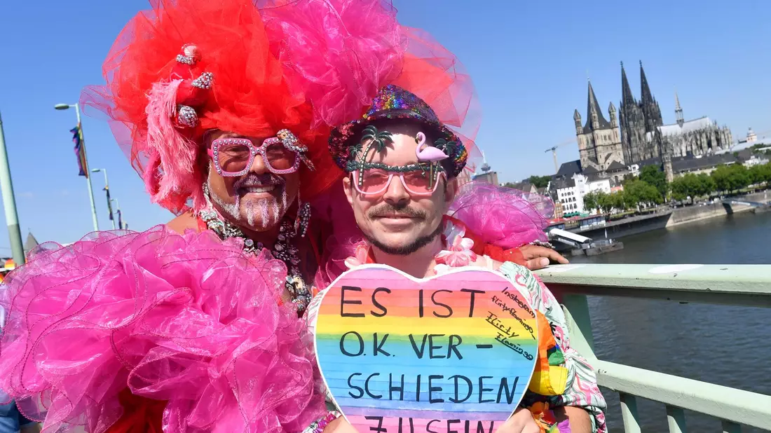 Zum Kölner CSD werden wieder Hunderttausende Menschen erwartet. - Bild: Roberto Pfeil/dpa