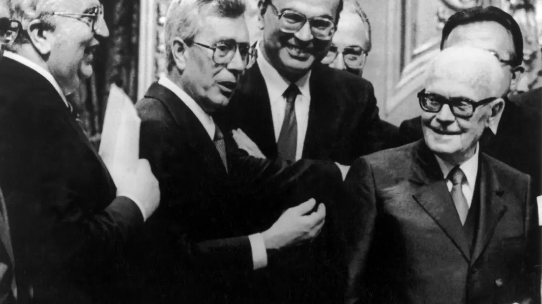 Italiens damaliger stellvertretender Ministerpräsident Arnaldo Forlani (2.v.l.) im Jahr 1983. - Bild: UPI/dpa