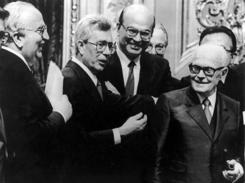 Italiens damaliger stellvertretender Ministerpräsident Arnaldo Forlani (2.v.l.) im Jahr 1983. - Foto: UPI/dpa