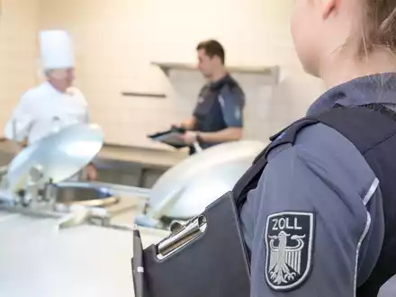HZA-KA: Gastronom ist Wiederholungstäter / Zoll stellt bei Kontrolle erneut illegale Beschäftigung fest - Foto: presseportal.de