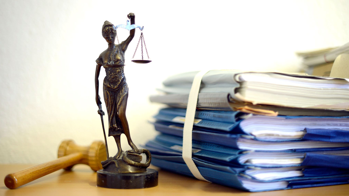 Urteile des Gerichts werden in der Regel mit Spannung erwartet. - Foto: Volker Hartmann/dpa