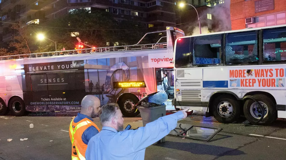 Einsatzkräfte begutachten die Unfallstelle im New Yorker Stadtteil Manhatten. - Bild: Gardiner Anderson/TNS via ZUMA Press Wire/dpa