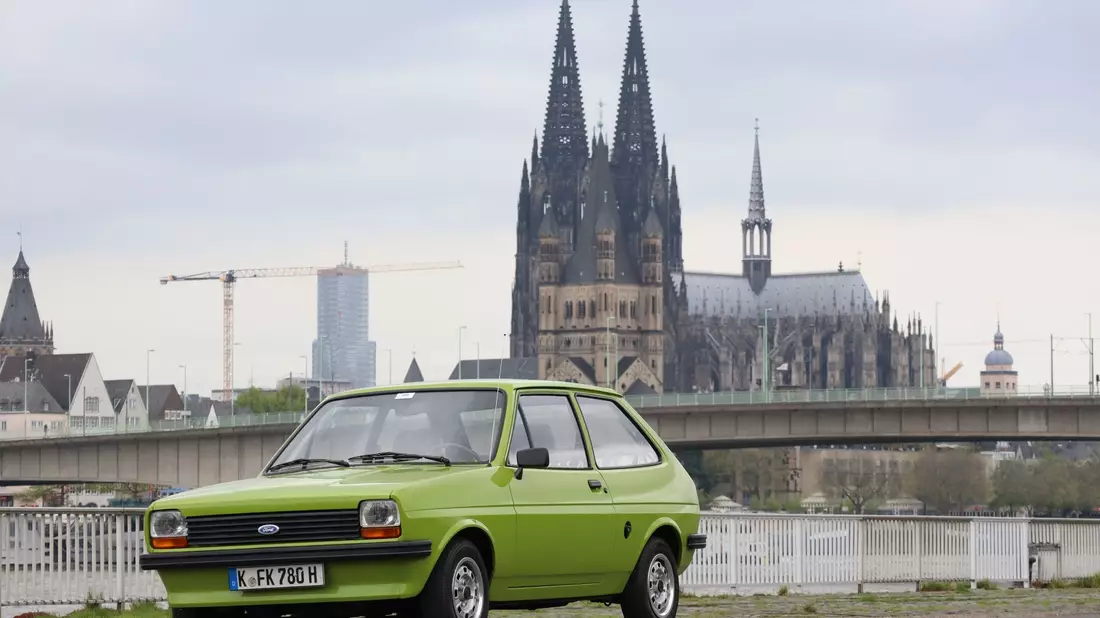 Fast ein Wahrzeichen wie der Dom: Der Ford Fiesta zeigt sich vor beeindruckender Kölner Stadtkulisse. - Bild: Thomas Geiger/dpa