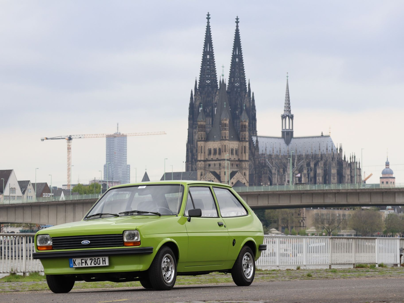 Fast ein Wahrzeichen wie der Dom: Der Ford Fiesta zeigt sich vor beeindruckender Kölner Stadtkulisse. - Foto: Thomas Geiger/dpa