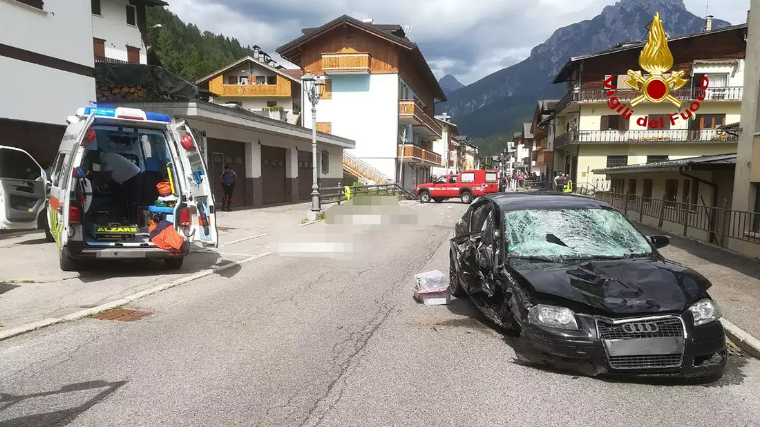 Nahe der Grenze zu Österreich kam es in Italien zu einem Unfall mit deutscher Beteiligung. - Bild: -/Vigili del fuoco/dpa