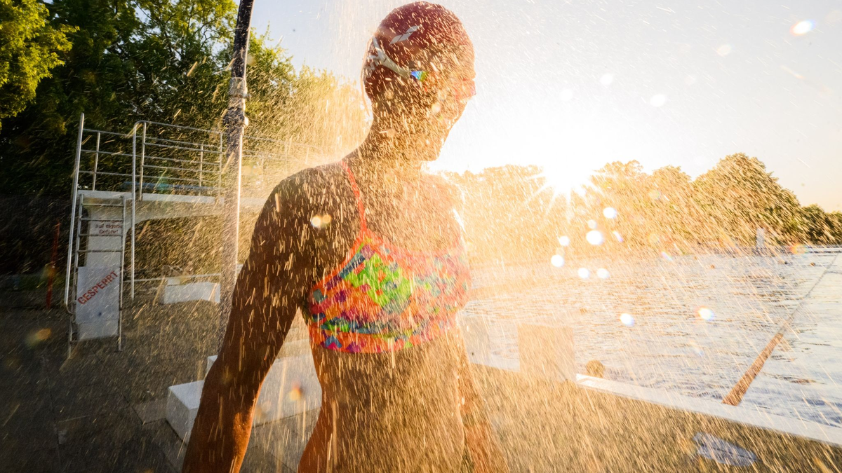 Die Freibäder dürften am Wochenende gut besucht sein. - Foto: Julian Stratenschulte/dpa