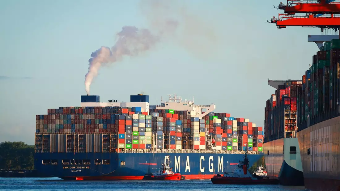 Ein Containerschiff legt im Hamburger Hafen an. - Bild: Christian Charisius/dpa