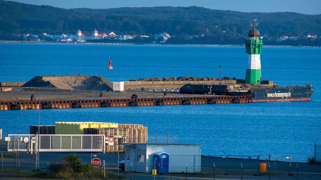 Blick auf die Mole des Hafen Mukran auf Rügen: Er soll ein LNG-Standort werden. - Bild: Stefan Sauer/dpa