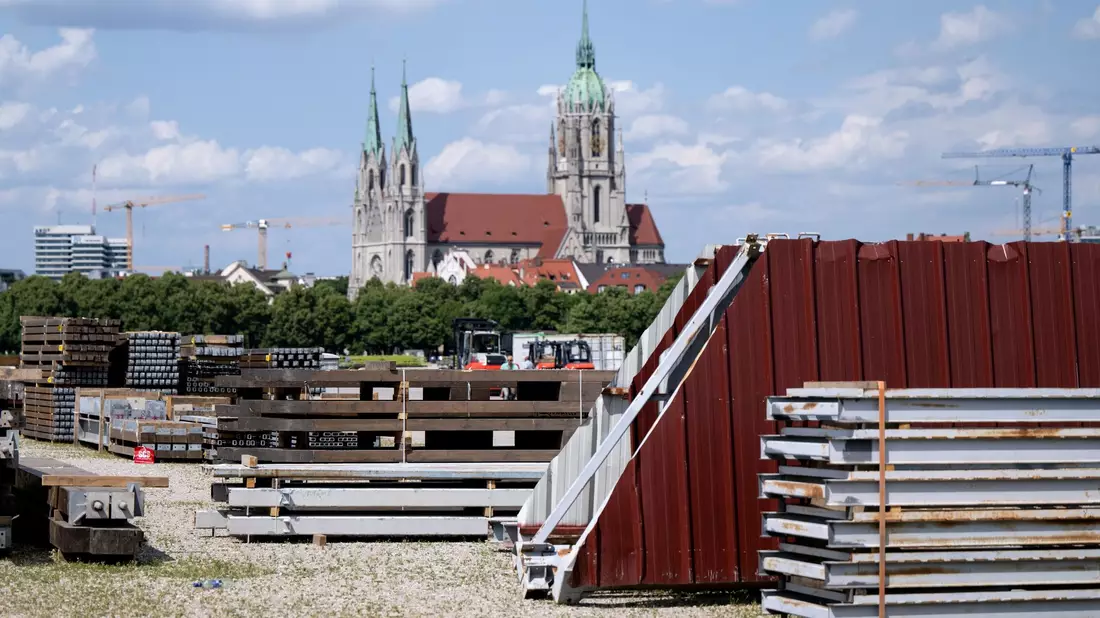 Bauteile eines Bierzelts stehen auf der Theresienwiese bereit. - Bild: Sven Hoppe/dpa
