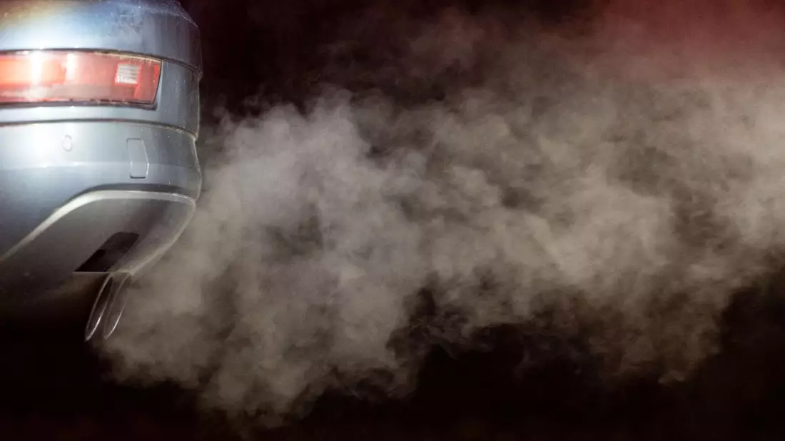 Ausstoß an klimaschädlichen Treibhausgasen: Abgase aus dem Auspuff eines Autos. - Bild: Marijan Murat//dpa