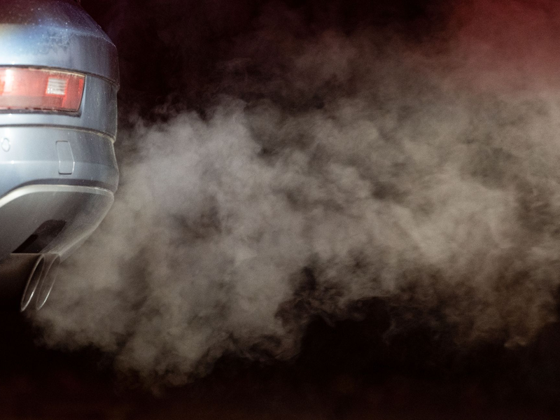 Ausstoß an klimaschädlichen Treibhausgasen: Abgase aus dem Auspuff eines Autos. - Foto: Marijan Murat//dpa