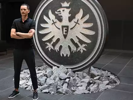 Trainer Dino Toppmöller hat seinen Vertrag bei Eintracht Frankfurt verlängert. - Foto: Arne Dedert/dpa