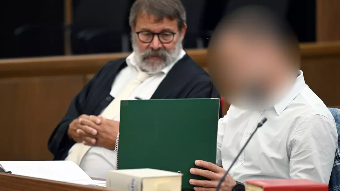 Der Angeklagte (r) sitzt neben seinem Anwalt Jochen Ohliger im Gerichtssaal: Der 46-Jährige muss sich wegen Körperverletzung mit Todesfolge vor dem Wuppertaler Landgericht verantworten. - Bild: Federico Gambarini/dpa